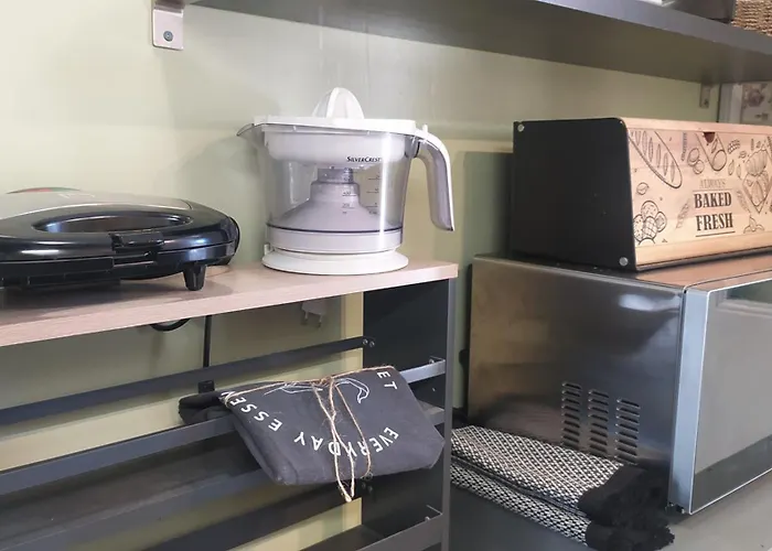 Enjoy Hospitallity At Fully Equipped Apartment With Free Parking- Happy Place