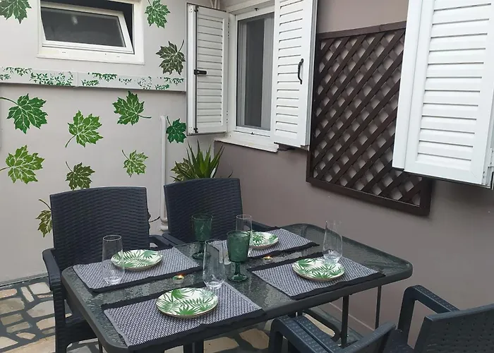 Enjoy Hospitallity At Fully Equipped Apartment With Free Parking- Happy Place